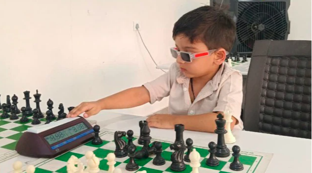 Гурван настай энэтхэг хүү ФИДЕ-гийн чансаанд бичигджээ